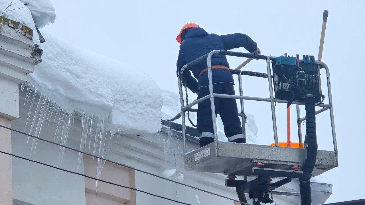 В Коломне контролируют своевременное устранение наледи на крышах и фасадах домов