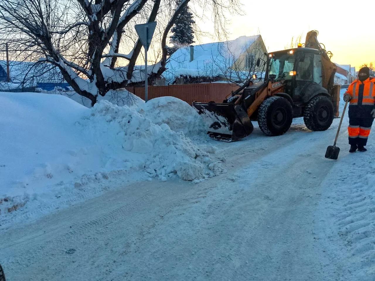 Сегодня в Городском округе Коломна специалисты и техника снова вышли на расчистку улиц и муниципальных дорог от снега