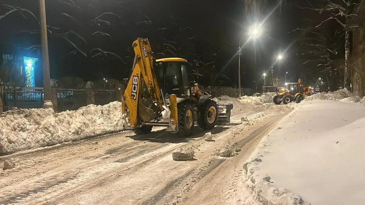 С самого утра в четверг, 5 февраля муниципальные дорожные службы Городского округа Коломна вновь вышли на уборку снега с улиц и дорог