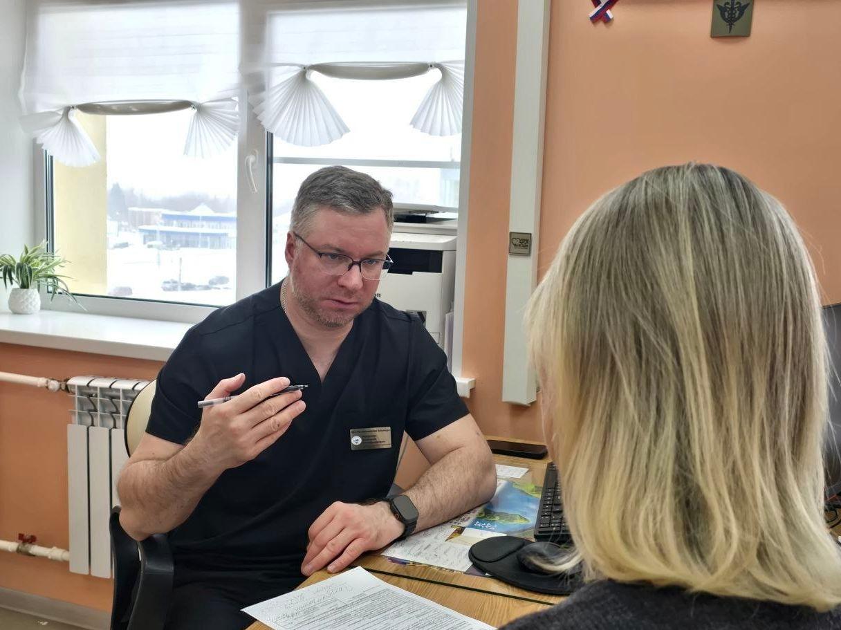 Заведующий хирургическим отделением Коломенской больницы Дмитрий Мишин ведет консультационные приемы пациентов