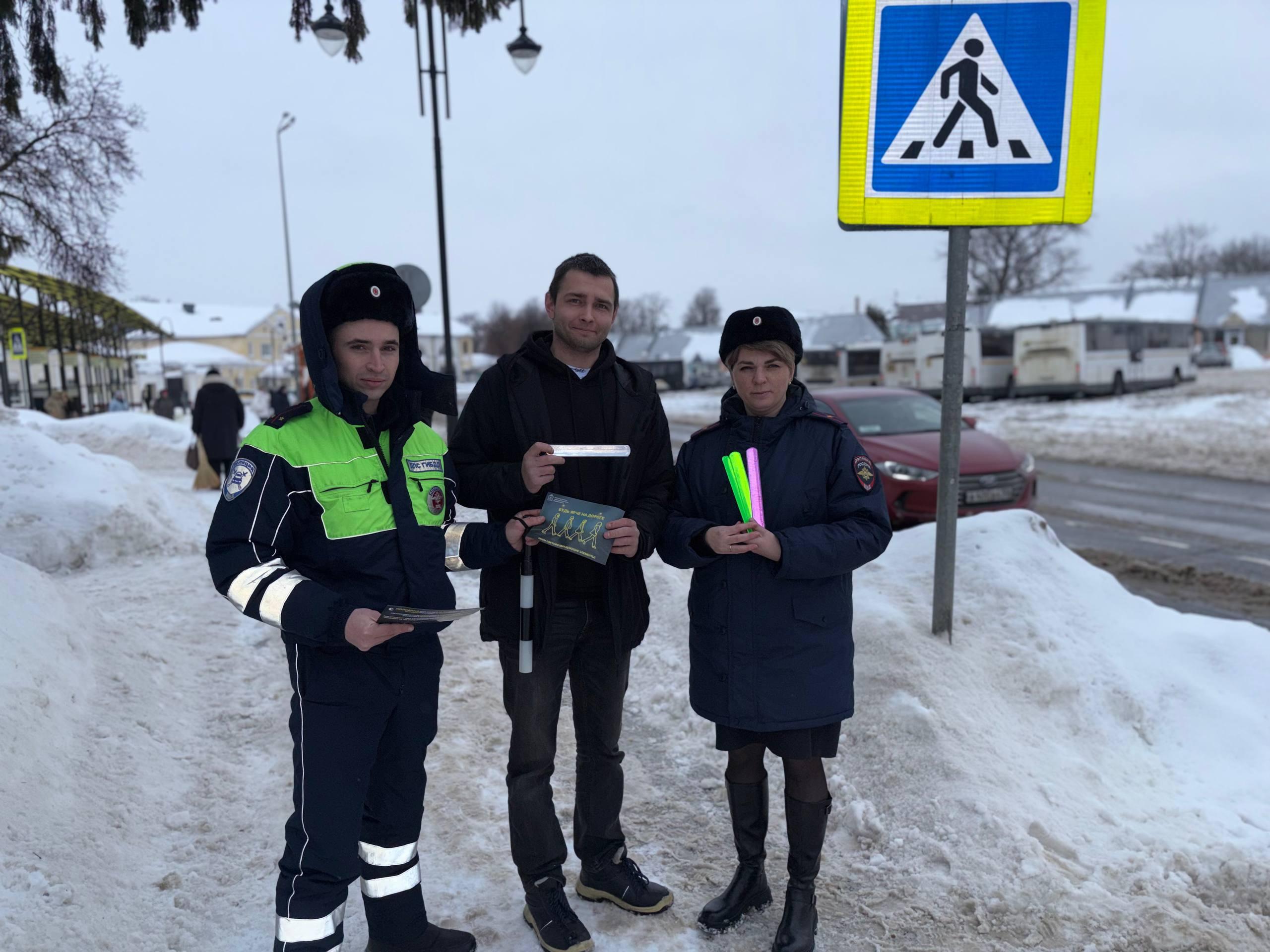 Пешеходам в Коломне подарили светоотражающие аксессуары