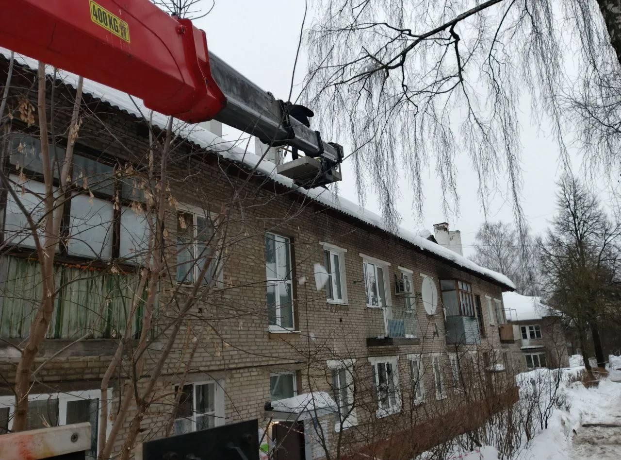 Расчистка кровель от снега и наледи продолжалась в Коломне даже в выходные дни