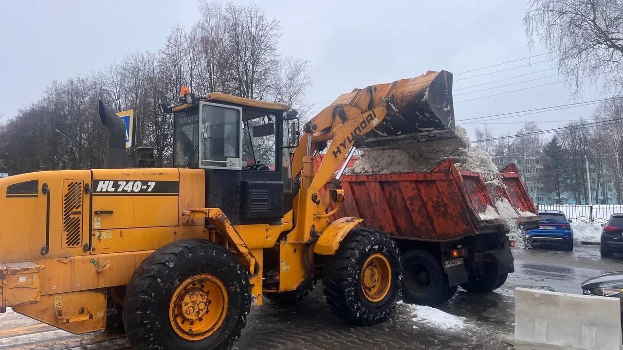 Комбинированные дорожные машины расчищают Непецинское направление и основные маршруты транспорта в Коломне