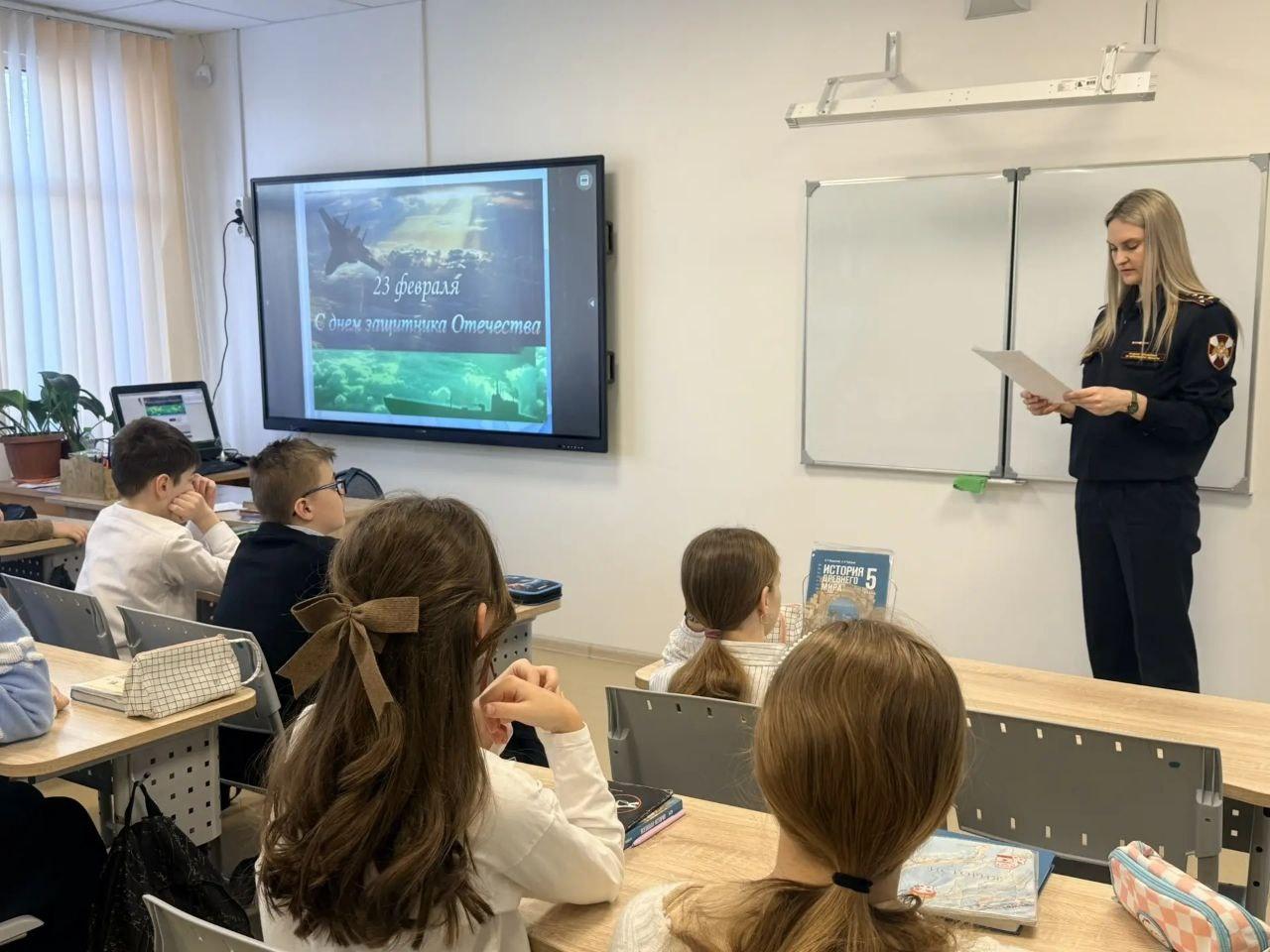 Сотрудник отдела лицензионно-разрешительной работы по Коломенскому району ГУ Росгвардии провел Урок мужества