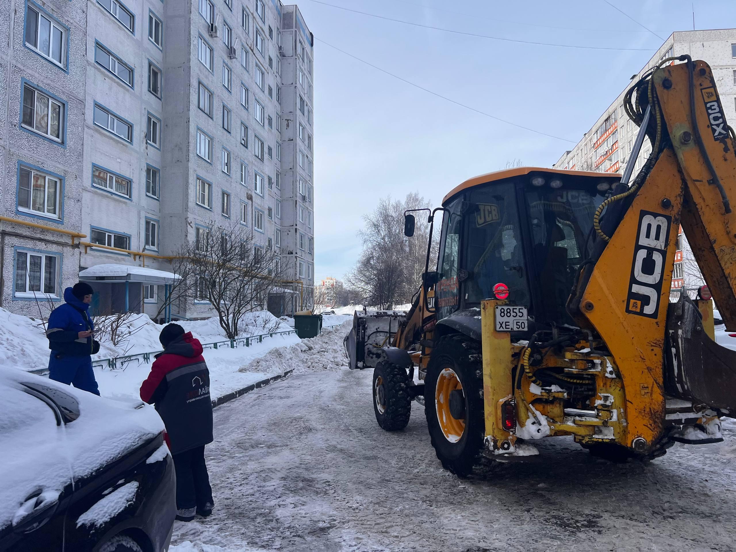 В Колычеве расчистили двор от снежных заносов