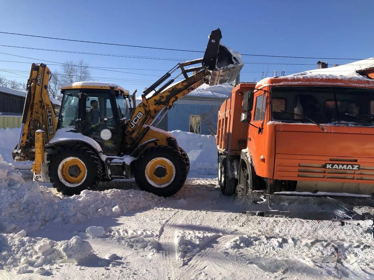 Более 4000 кубометров снега вывезли с территории округа за последние трое суток дорожные службы