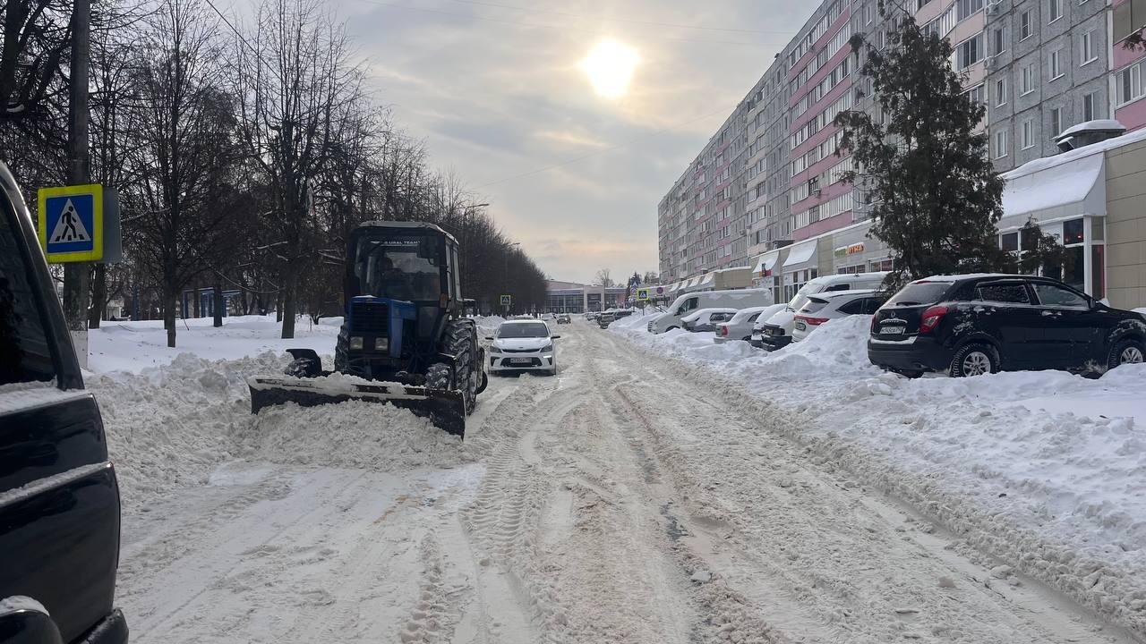 Все выходные дни, без перерыва, на территории нашего округа будет продолжаться уборка снега