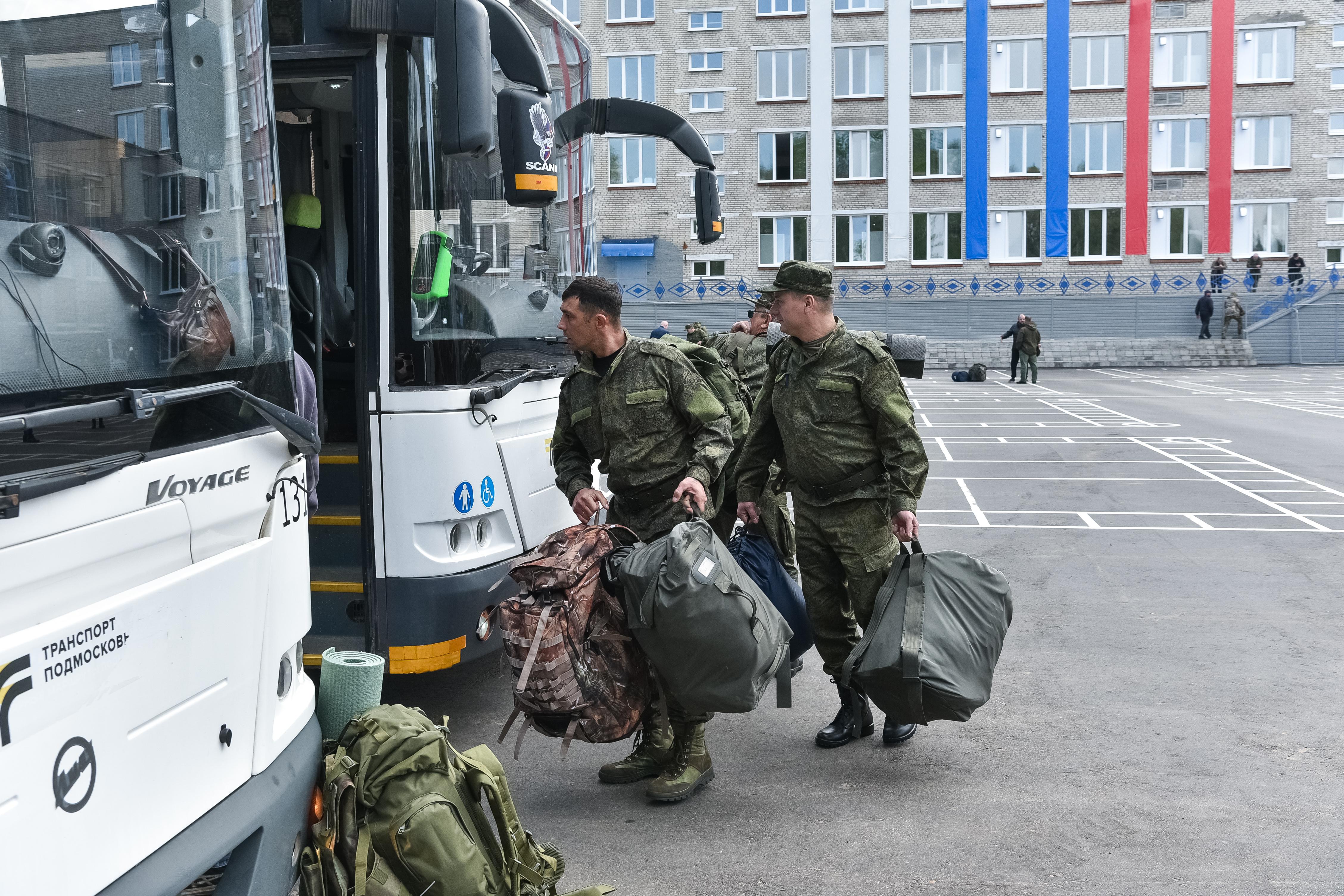 Отбор добровольцев на военную службу по контракту продолжается в Подмосковье