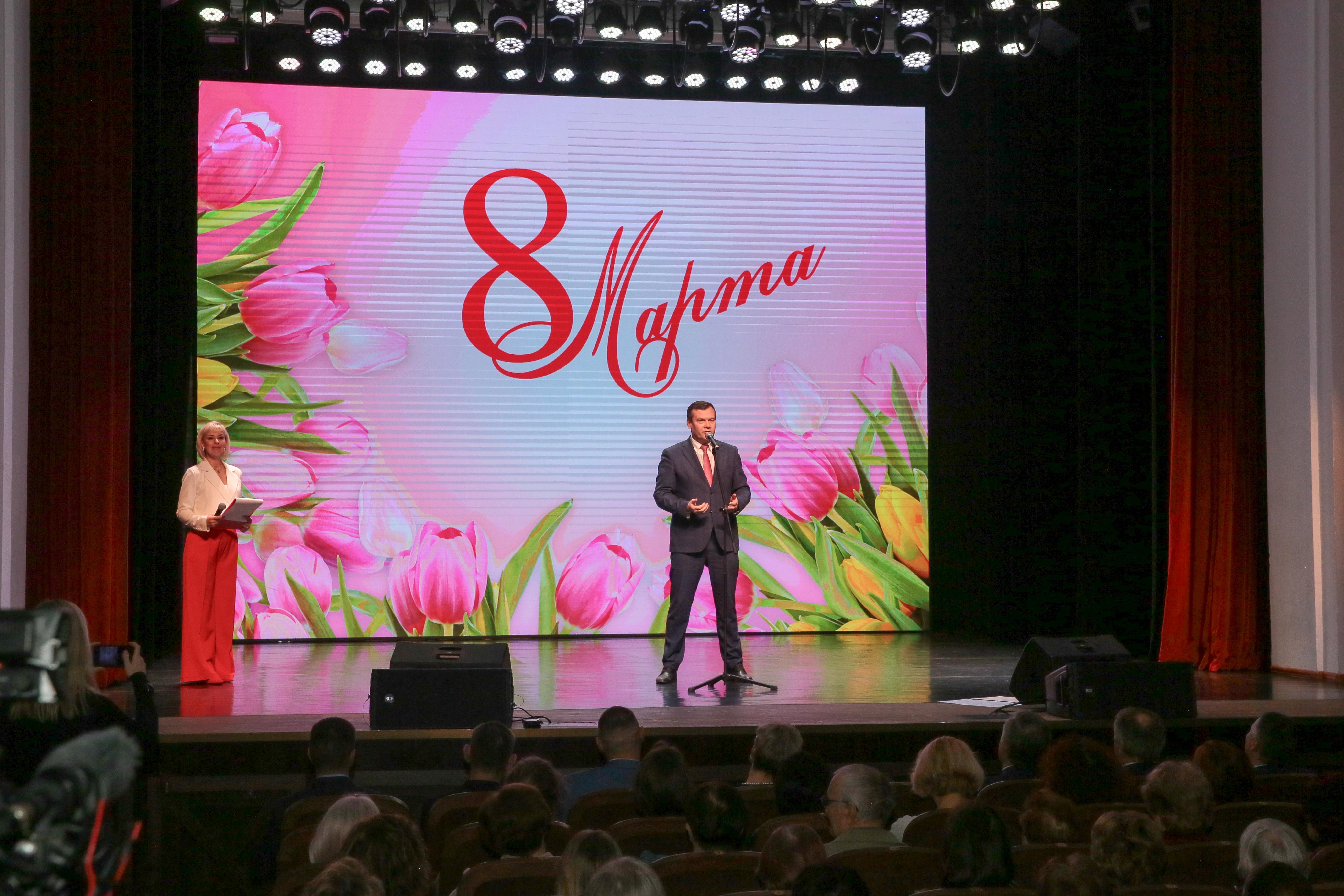 Женскую часть коллектива КБМ поздравил в предстоящим праздником глава Коломны Александр Гречищев