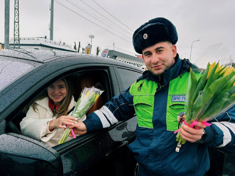 В Коломне сотрудники Госавтоинспекции поздравили женщин-водителей с наступающим 8 Марта