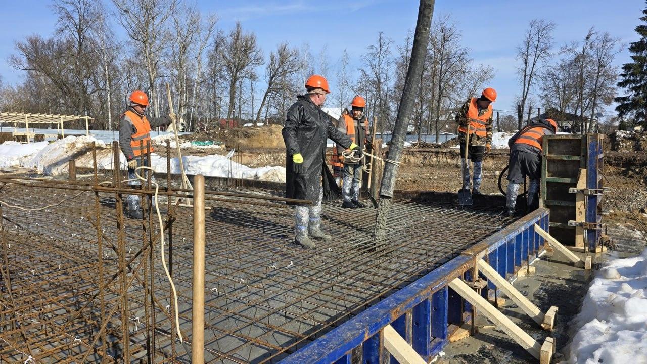 В Озёрах на улице Калинина заливают фундамент нового детского сада