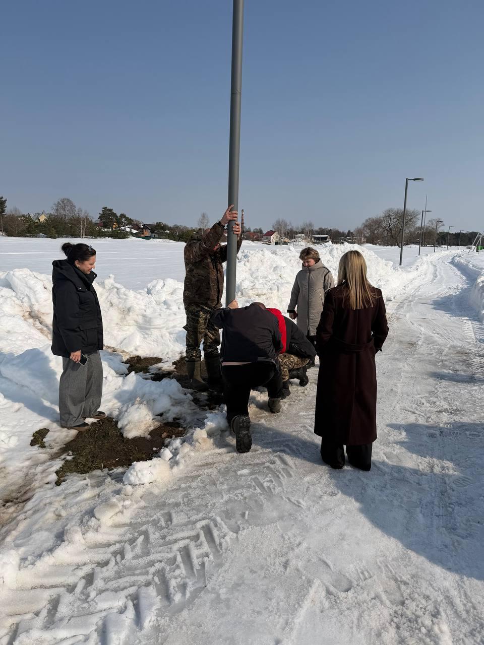Поврежденную опору освещения отремонтировали на пляже карьера Западный