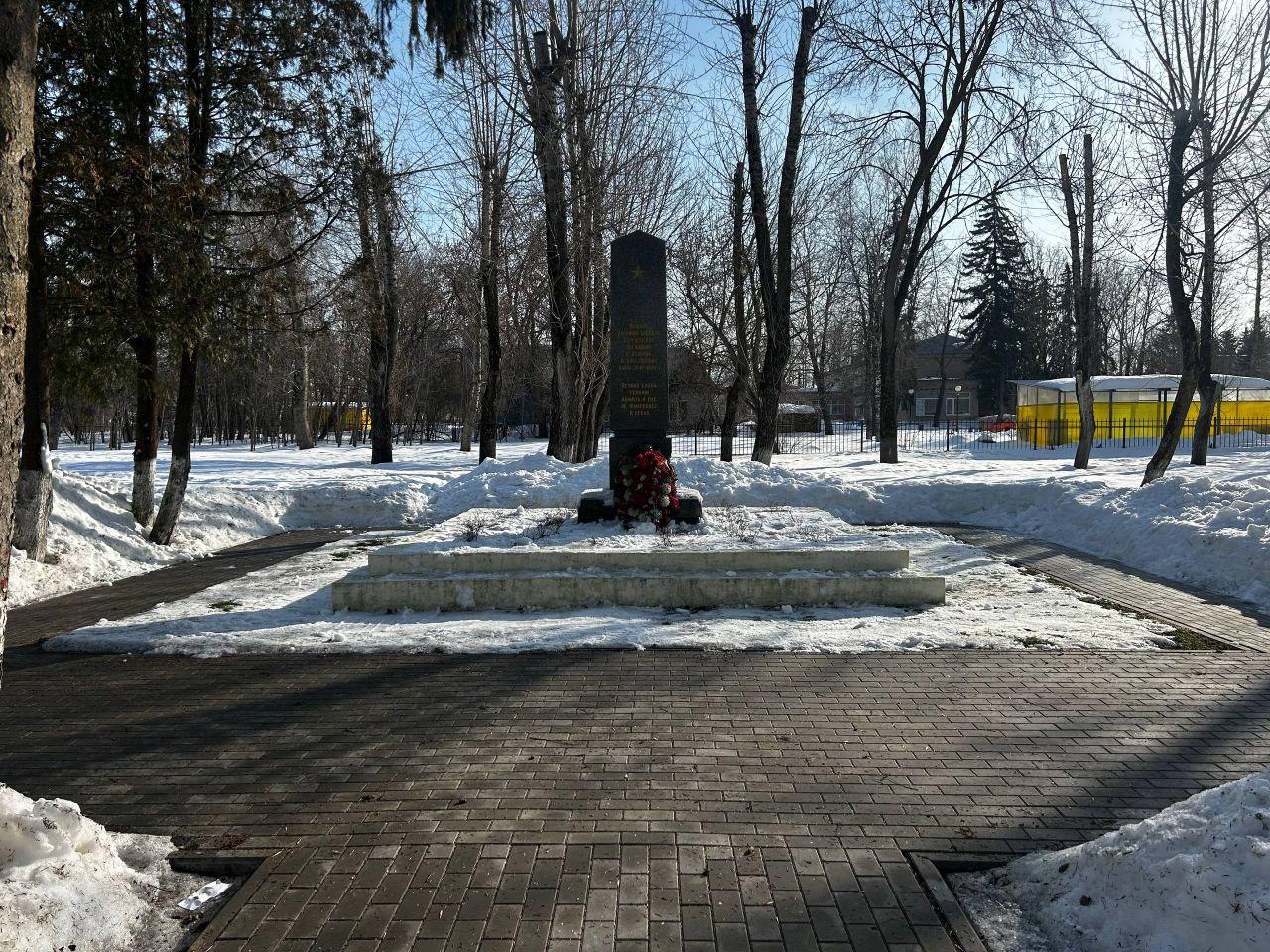 Коломенский территориальный отдел оперативно выполнил просьбу жительницы очистить памятный знак от снега