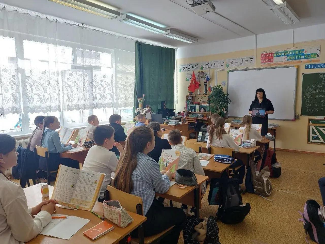 В Озёрах инспектор по делам несовершеннолетних провела для школьников акцию &laquo;Безопасный интернет&raquo;