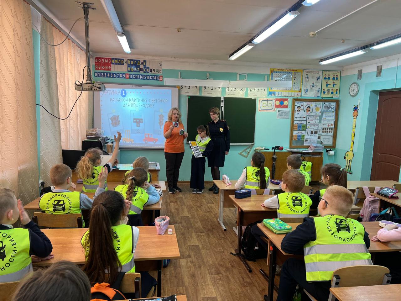 Младшеклассники Коломны повторили Правила дорожного движения