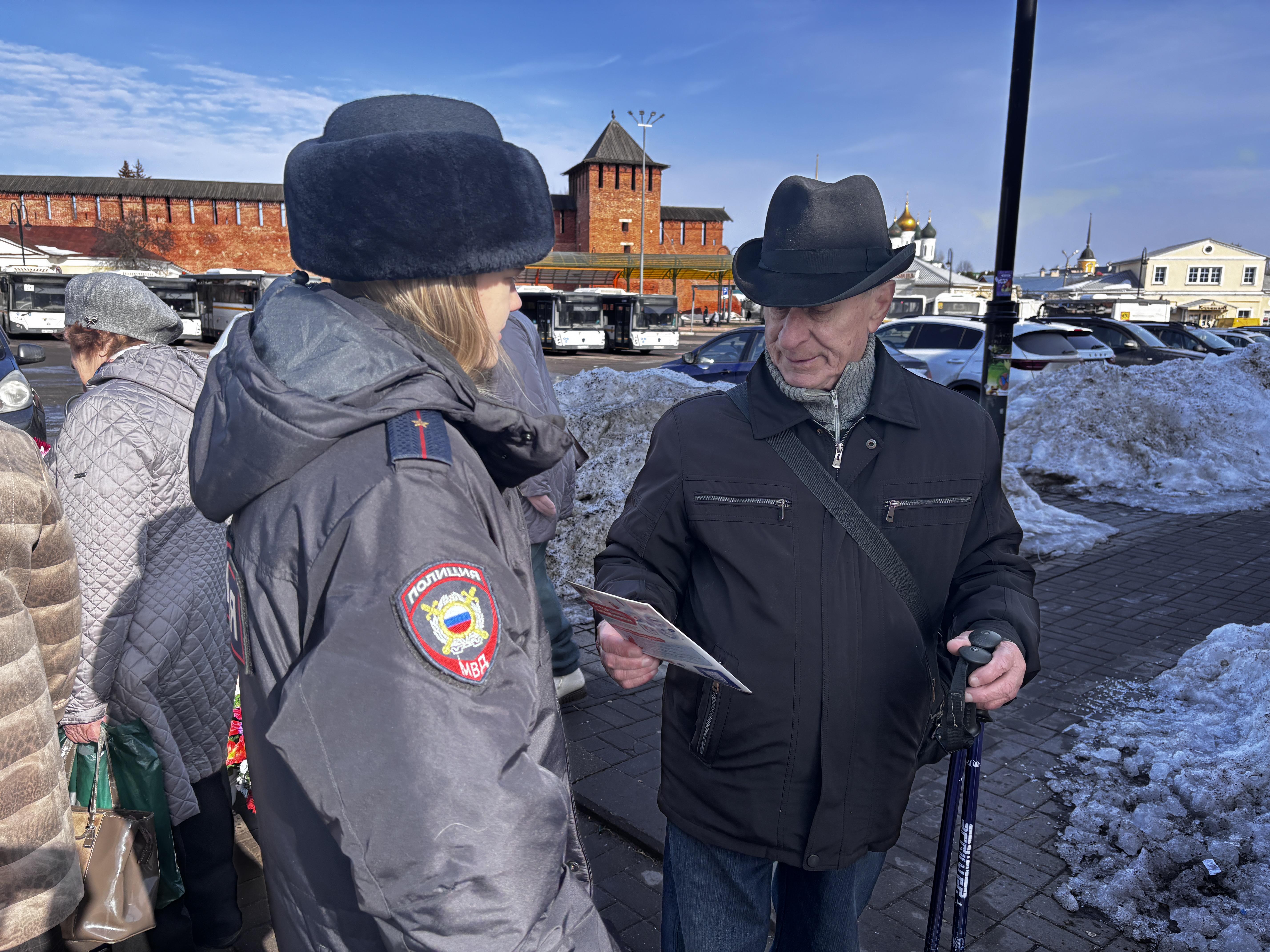 В Коломне полицейские провели для жителей акцию &laquo;Стоп! Мошенники!&raquo;
