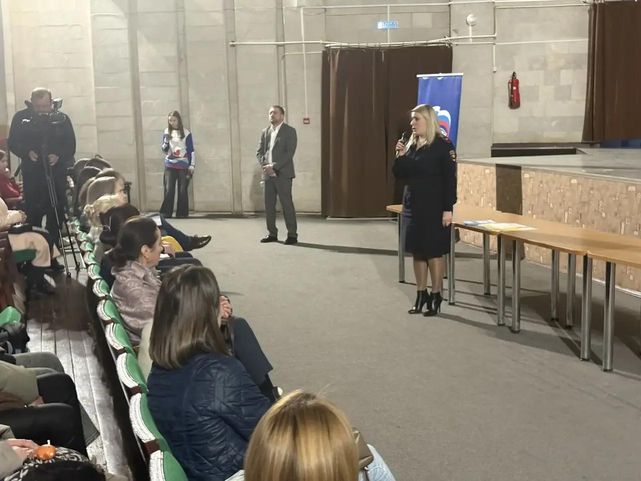 В Коломне сотрудница полиции приняла участие в городском родительском собрании