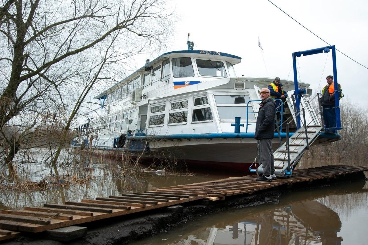 На левый берег Оки в Озёрах прибыл специальный катер, который будет работать в качестве переправы для жителей заречной зоны