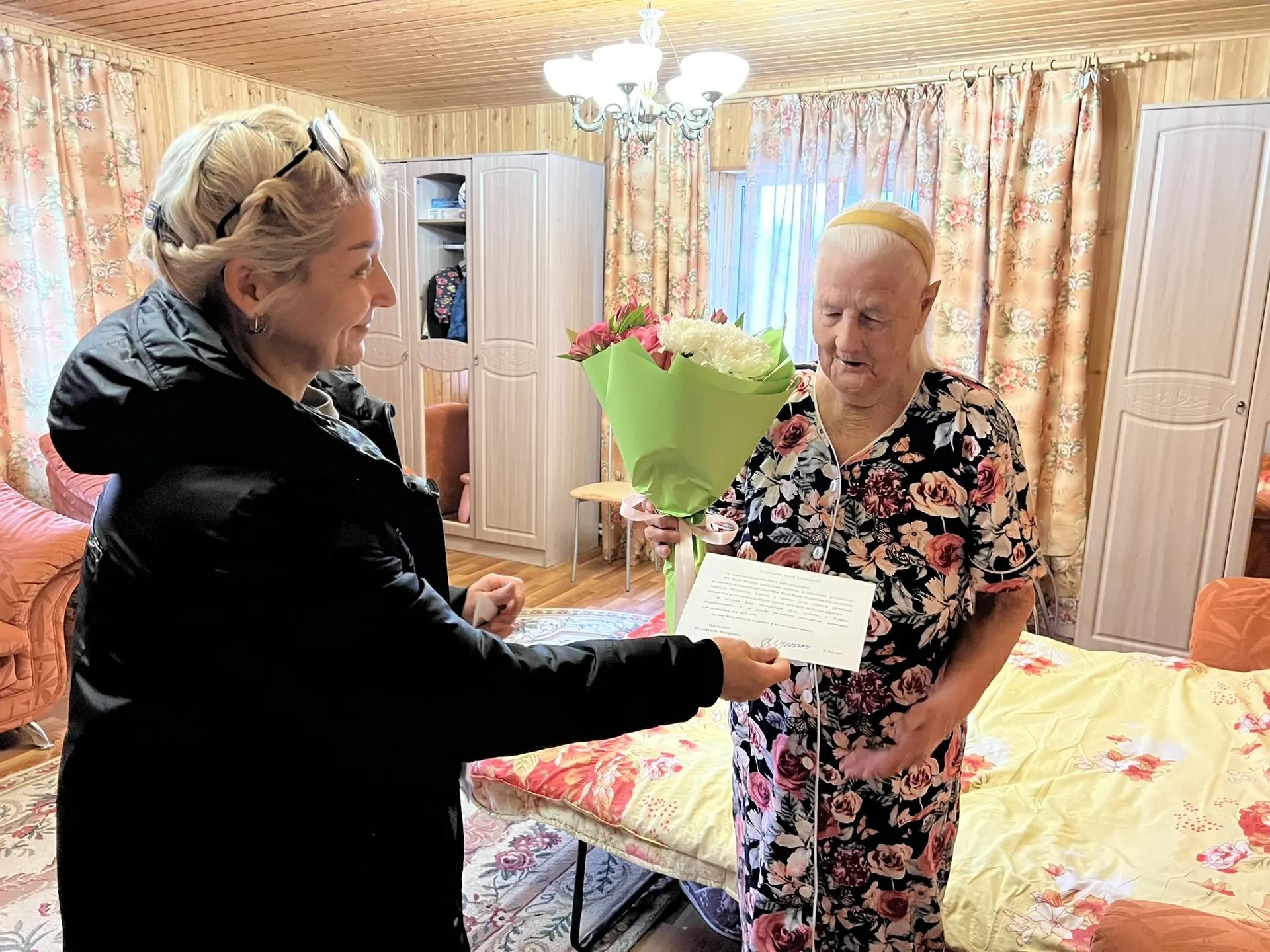 Именное поздравление от Президента России вручили к дню рождения жительнице села Васильево