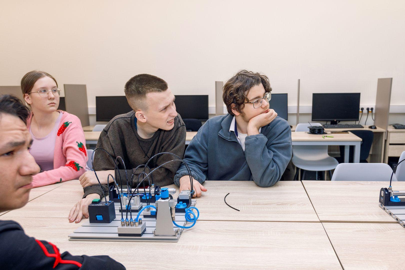 В Подмосковье помогают подросткам из семей ветеранов СВО выбрать профессию