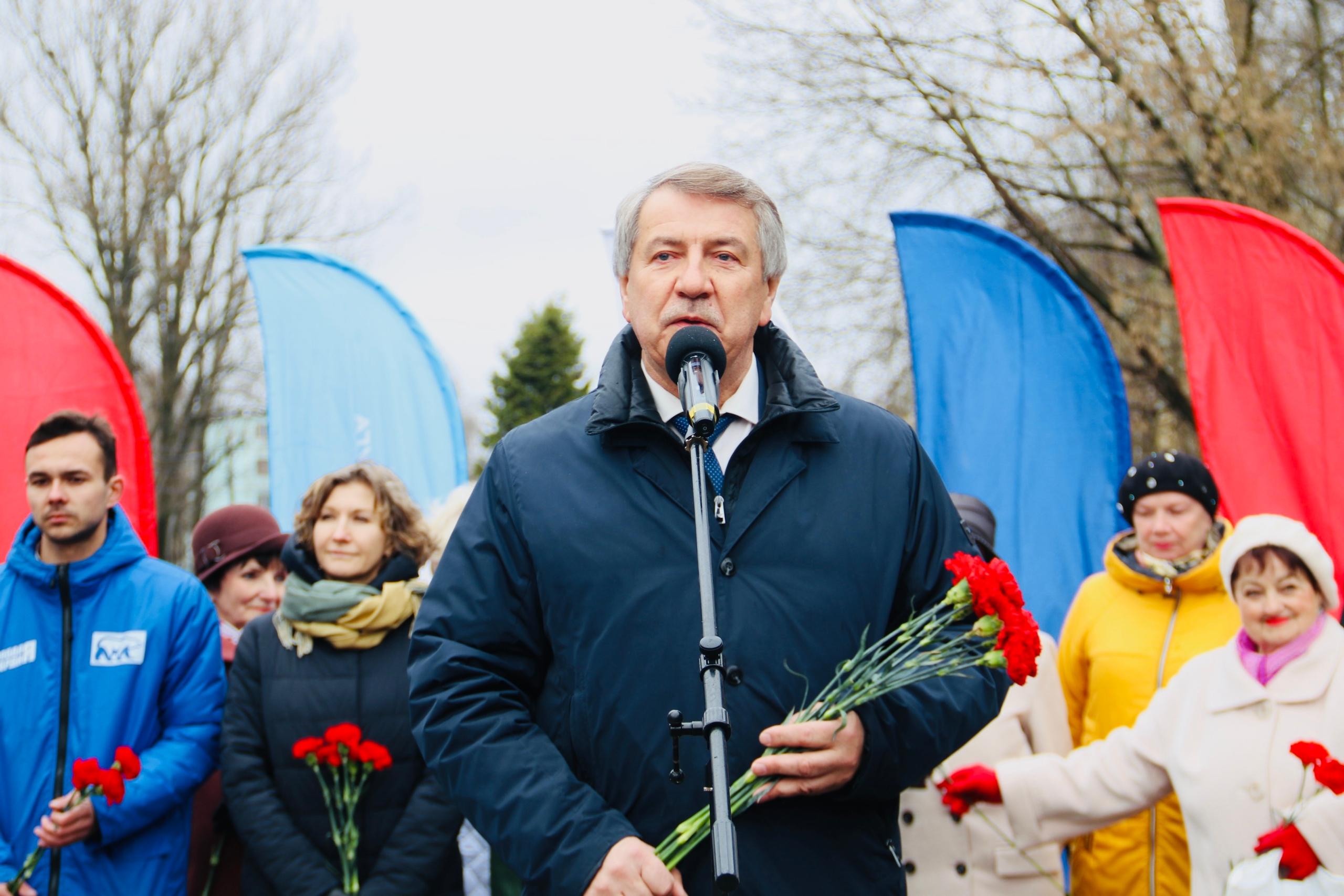 В преддверии 65-летия первого полета человека в космос коломенские партийцы организовали торжественный митинг у стелы &laquo;Покорителям космоса&raquo;