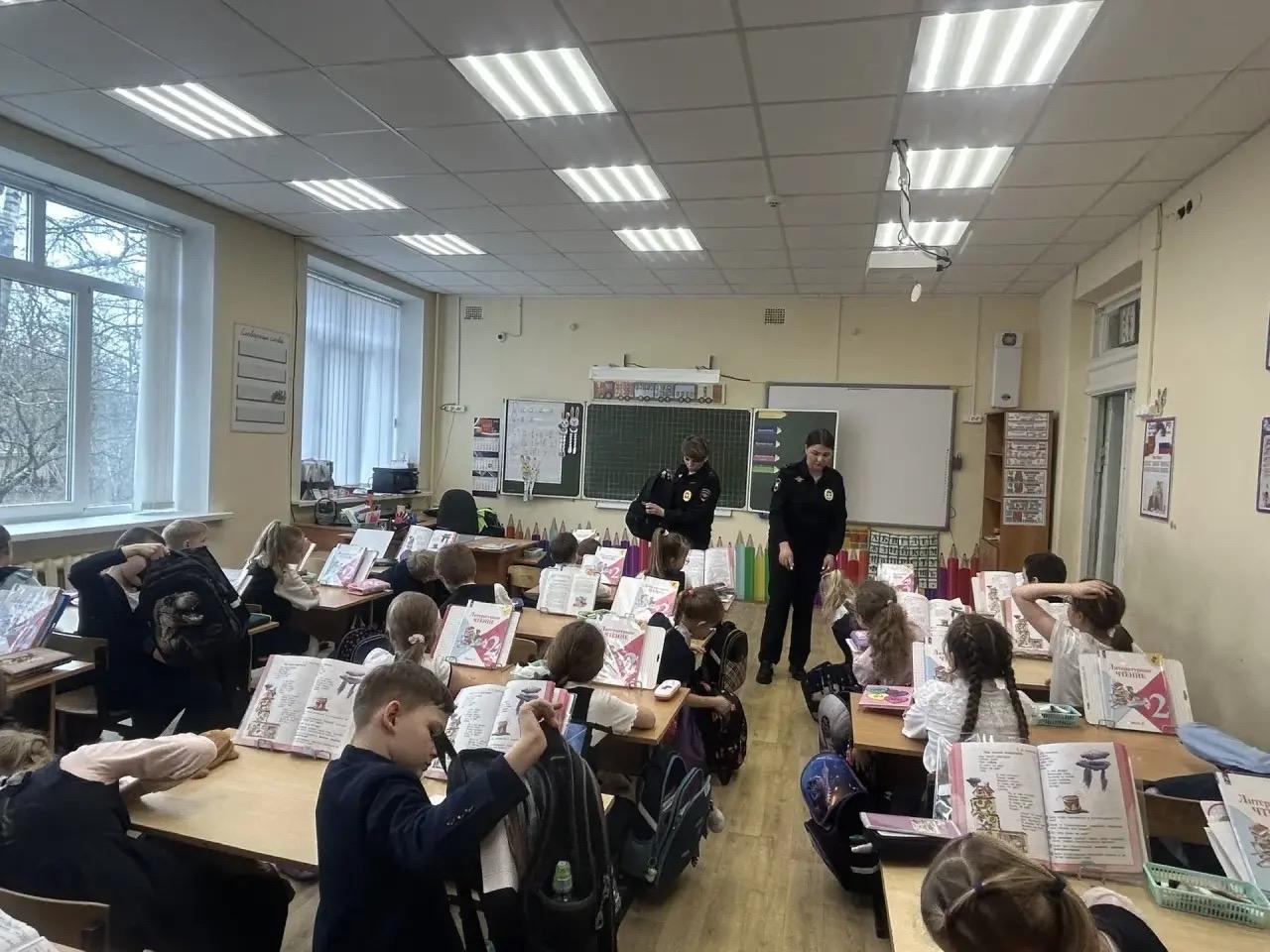 Коломенским школьникам напомнили правила управления средствами индивидуальной мобильности и питбайками