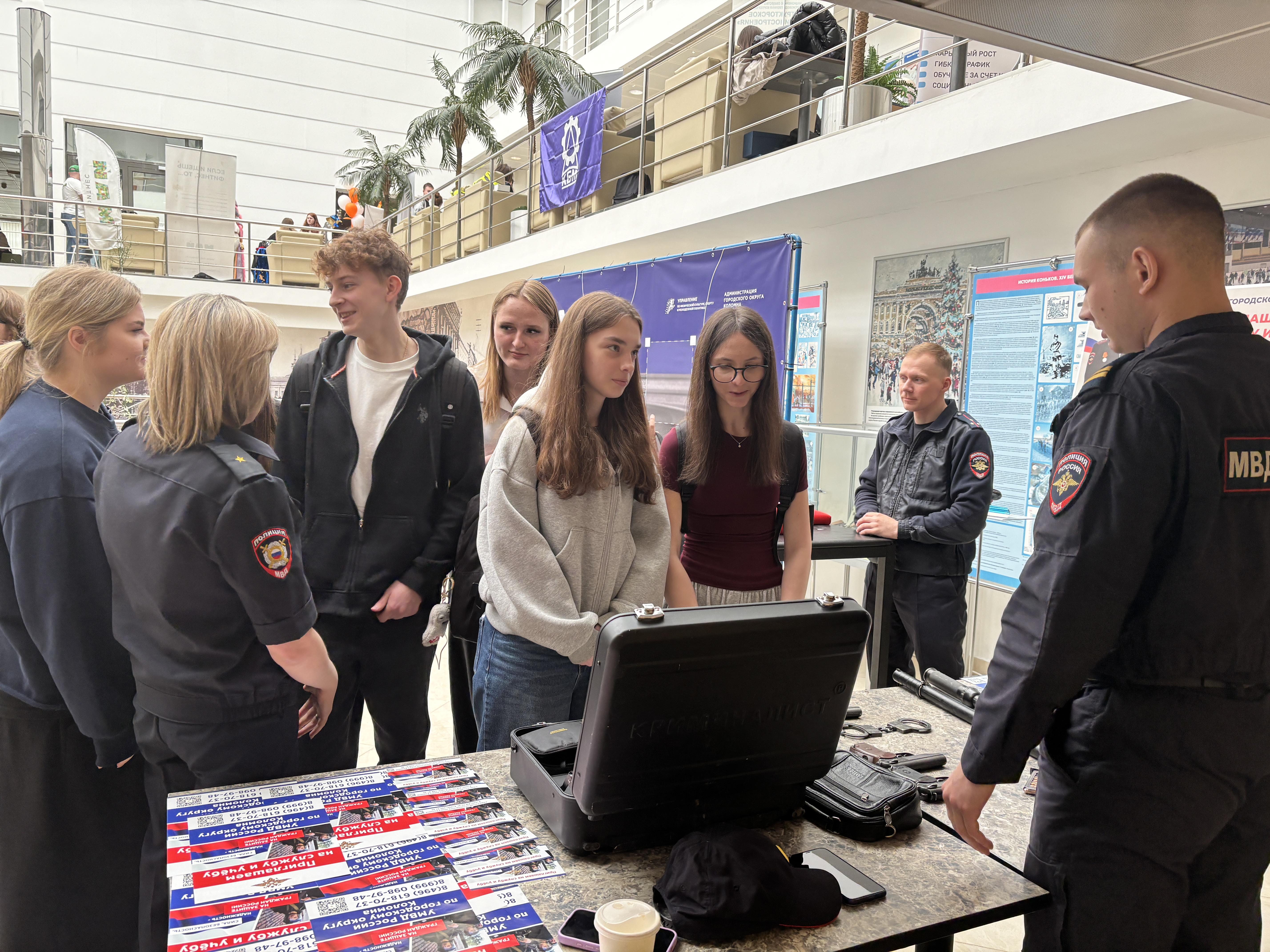 Сотрудники кадровой службы УМВД рассказали о вакансиях на городской ярмарке