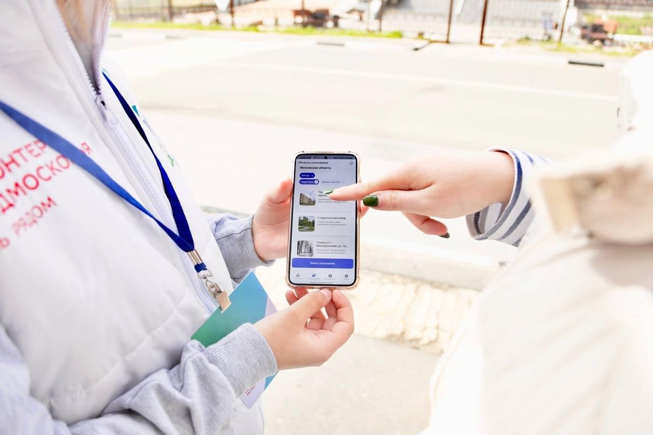 Волонтеры Подмосковья помогают жителям Коломны принять участие в голосовании за благоустройство