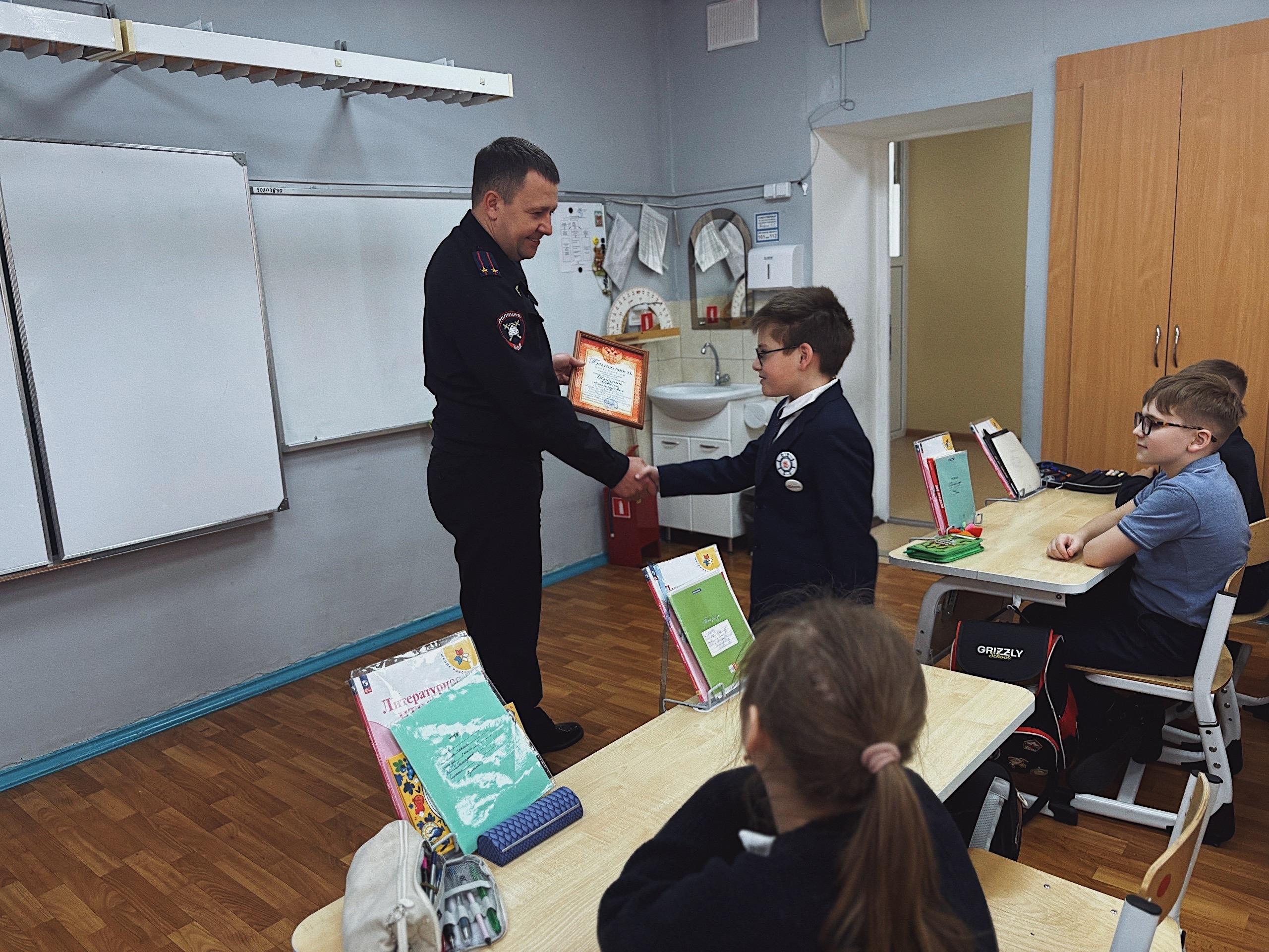 Госавтоинспекторы Коломны наградили победителя конкурса &laquo;Гордость страны&raquo;