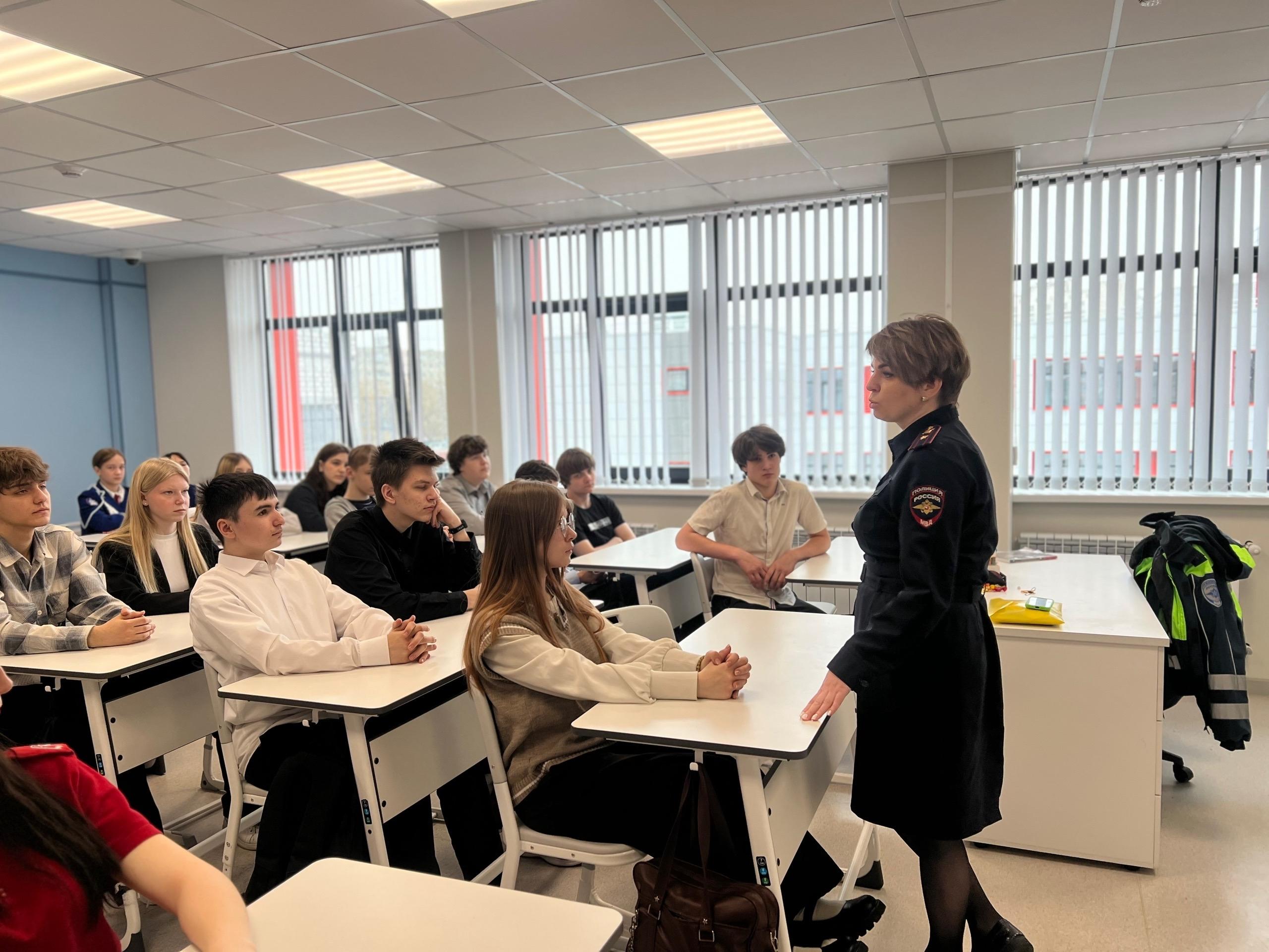 Для учеников школы в Коломне прошел правовой ликбез по Правилам дорожного движения