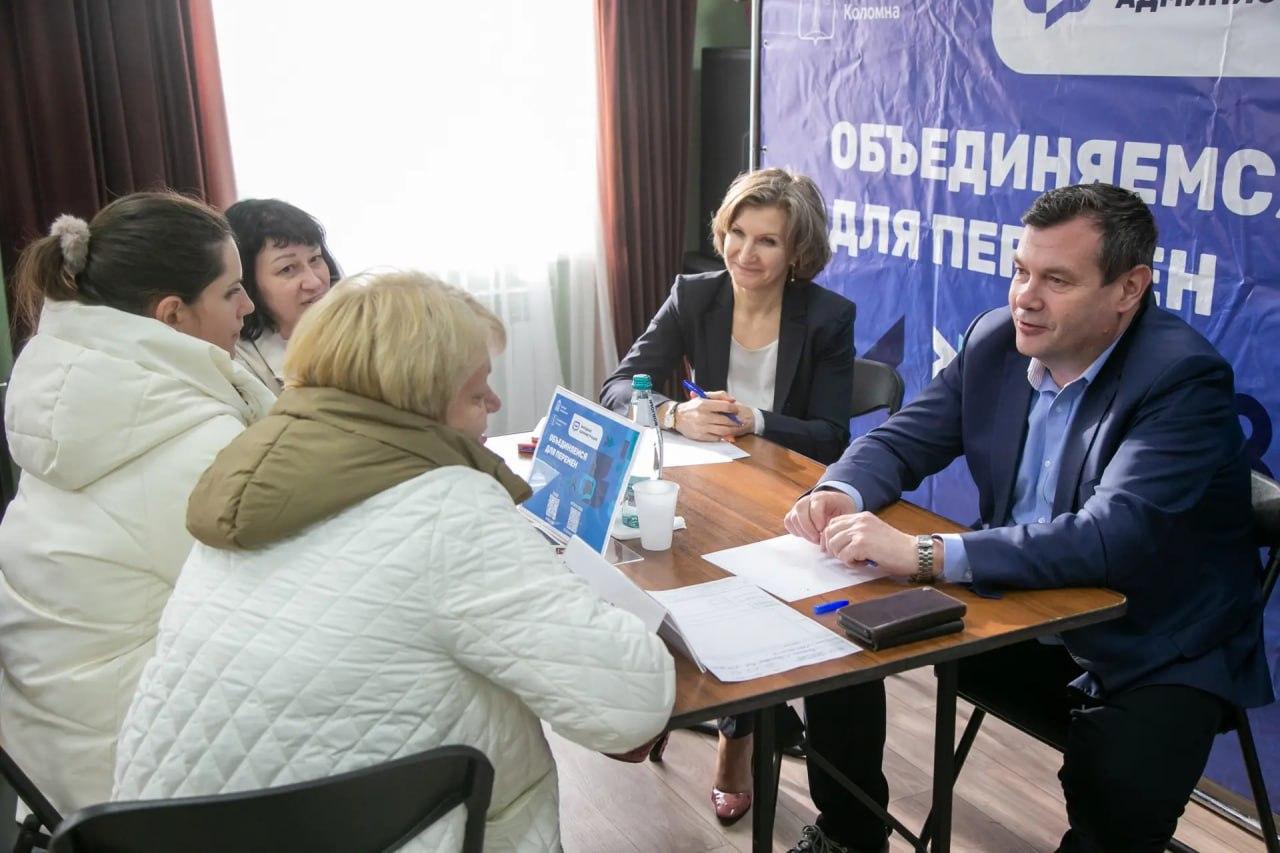 Глава Коломны Александр Гречищев обсудил ремонт дорог и благоустройство с жителями поселка Сосновый Бор