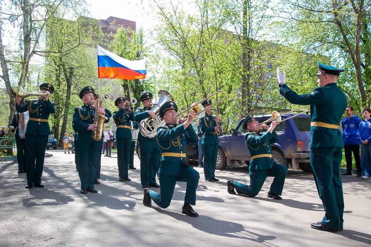 Песни военных лет исполнил военный оркестр для ветерана Великой Отечественной войны в Коломне