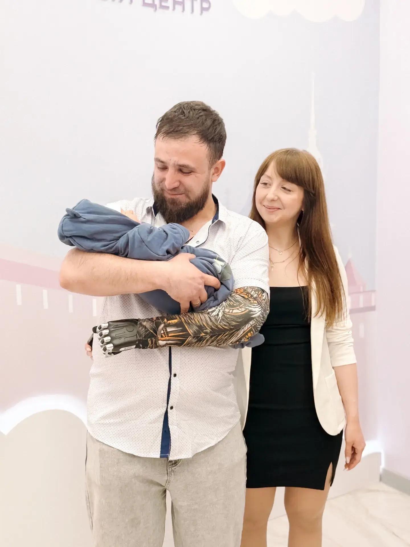 Семью ветерана СВО поздравили с рождением первенца в Коломне