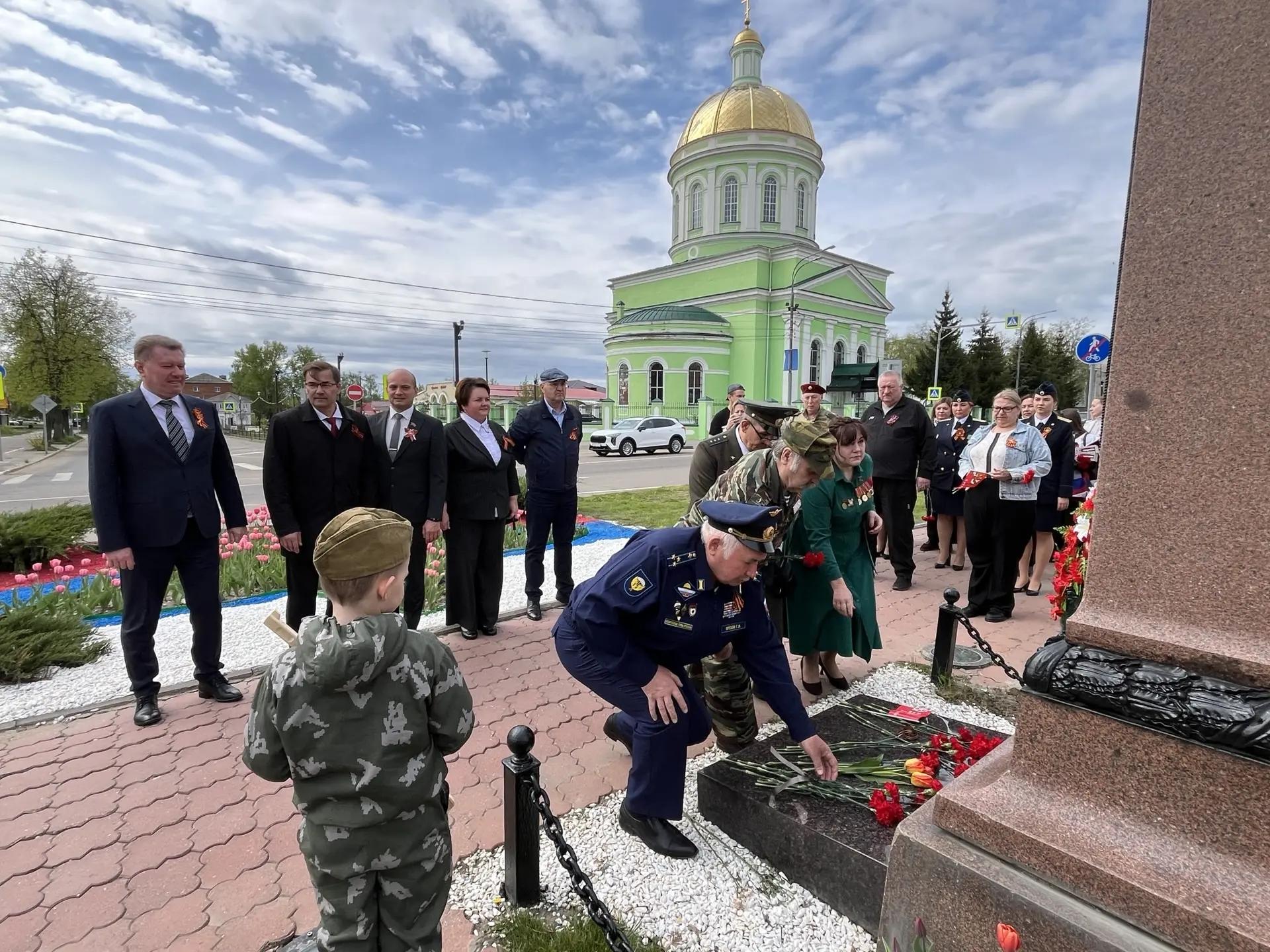 Жители Озер несут цветы к воинским памятникам и мемориалам