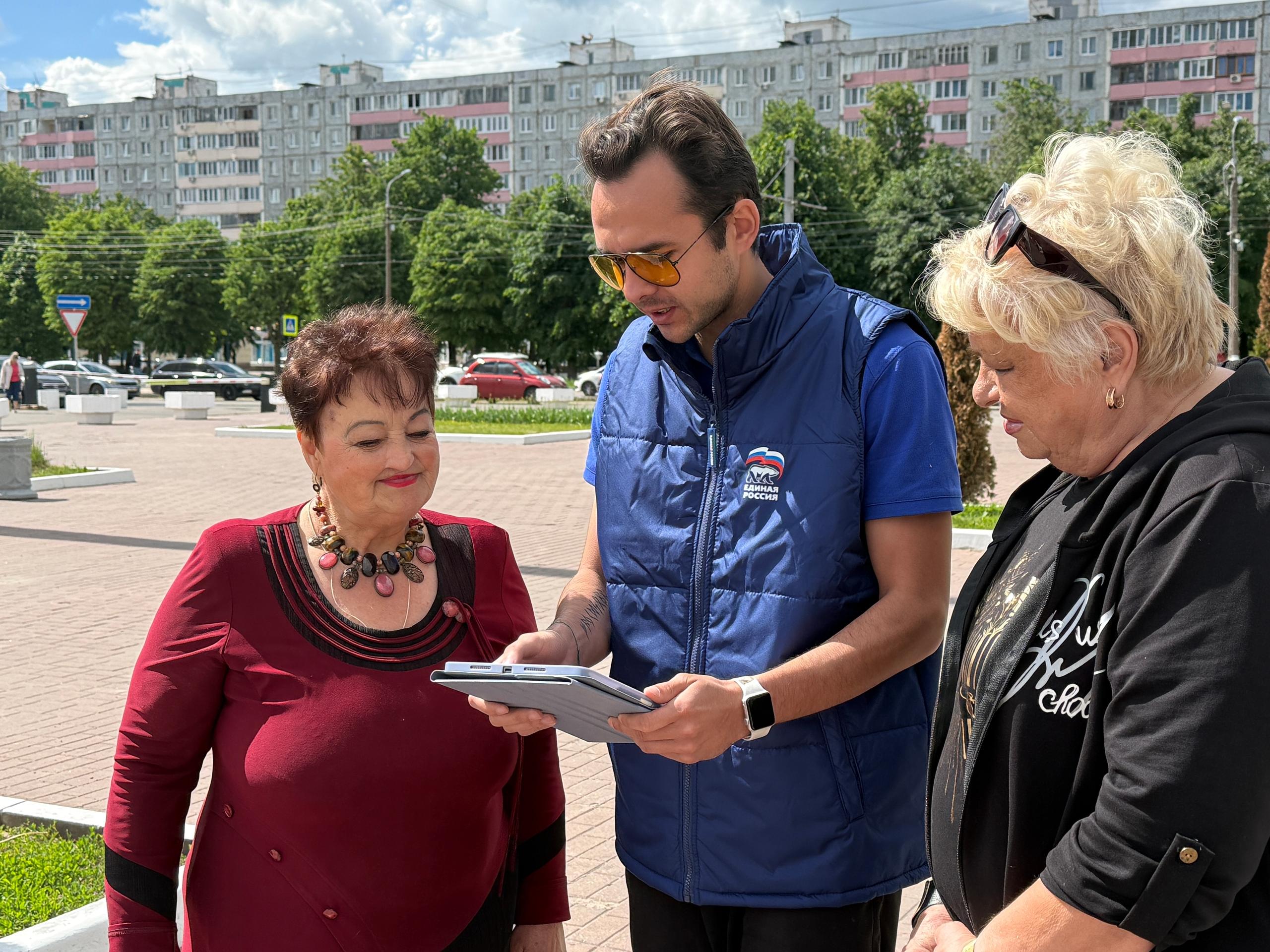 В Коломне волонтёры помогают разобраться в порядке прохождения электронного голосования