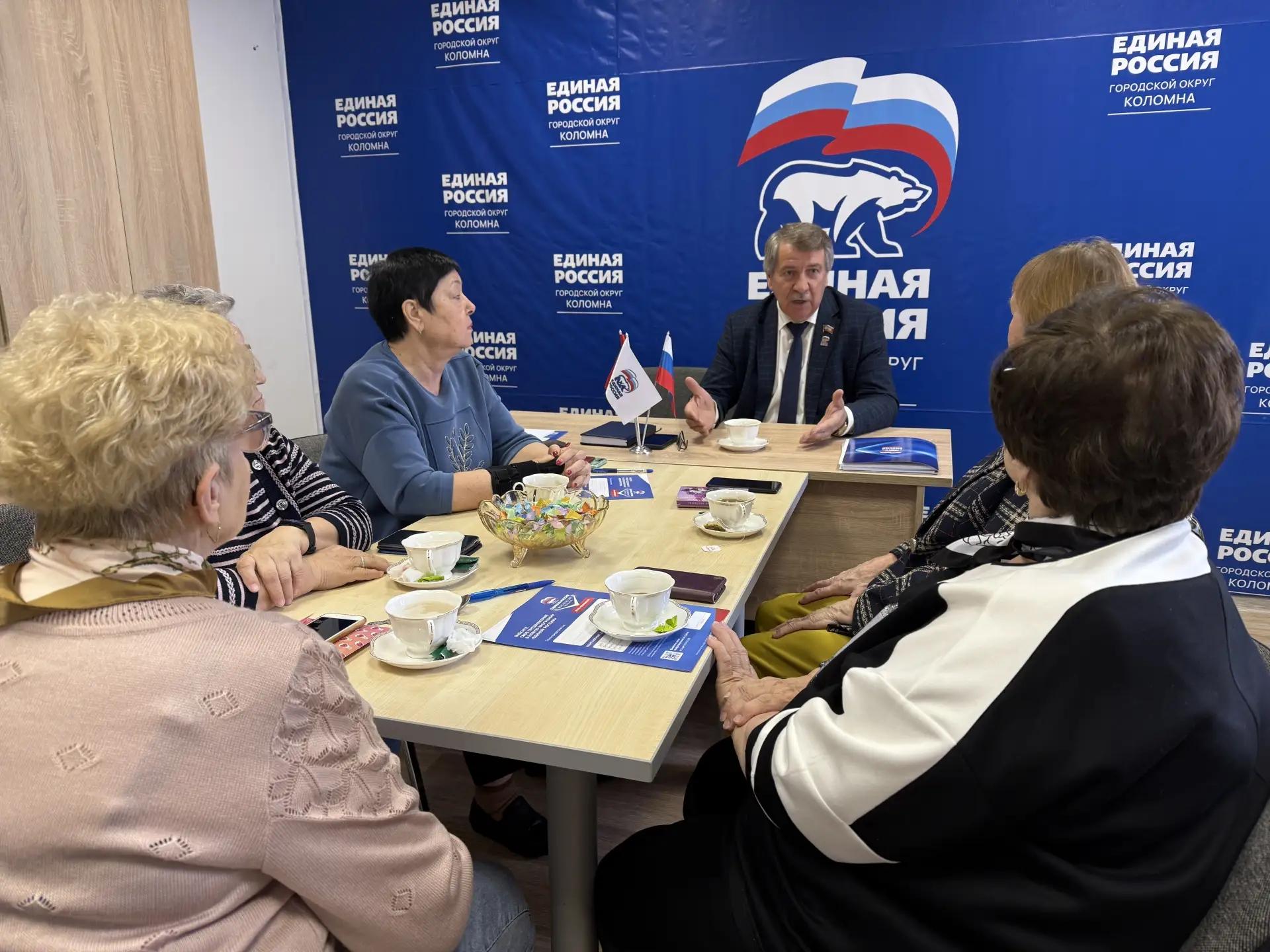 Председатель окружного Совета депутатов Николай Братушков помог коломчанкам разобраться в процессе электронного предварительное голосование