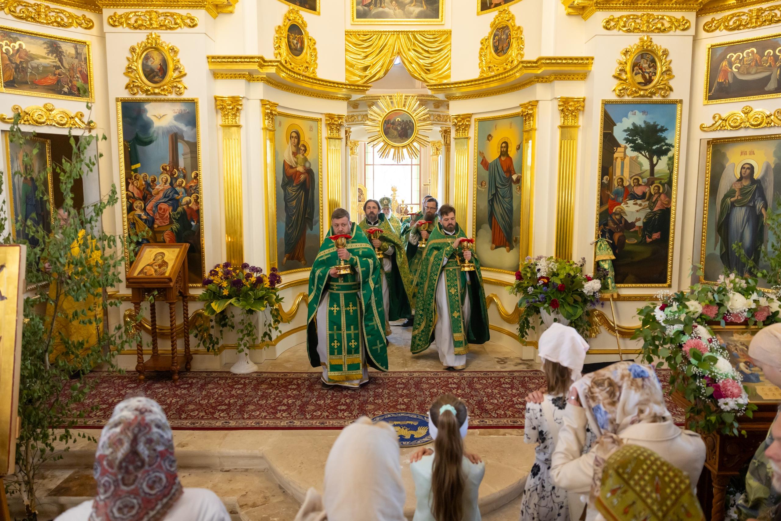В престольный праздник Свято-Духовского храма села Шкинь для молитвенного поклонения верующих прибыла икона Пояс Пресвятой Богородицы