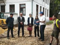 Координатор проекта "Городская среда" партии Единая Россия Денис Лубяной провёл рабочую встречу с представителями подрядной организации на объекте благоустройства &ndash; сквере на ул. Левшина