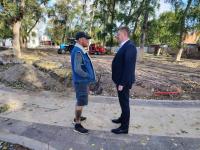 Первый заместитель главы Городского округа Коломна Денис Борисович Лубяной провёл рабочую встречу с представителем подрядной организации ООО &laquo;СК АВРОРА&raquo; в сквере на ул. Левшина