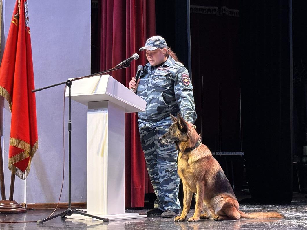 Полицейские в Коломне провели акцию &laquo;Один день с полицией России&raquo; для старшеклассников и студентов