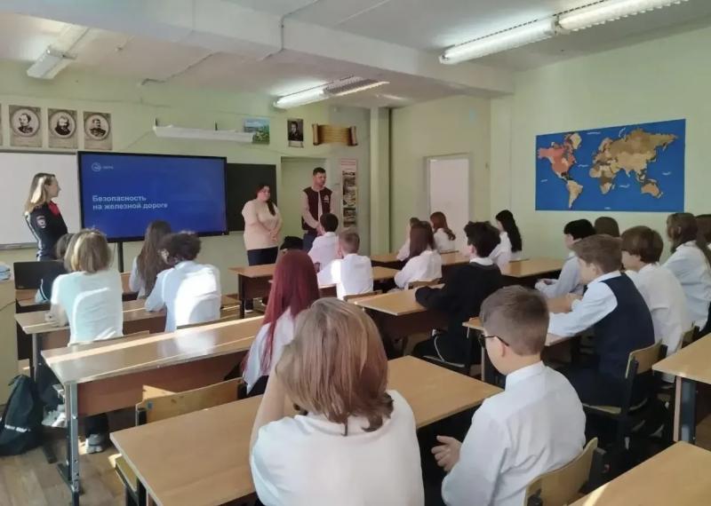 В Коломне сотрудница полиции провела в школе профилактическую беседу о недопустимости зацепинга