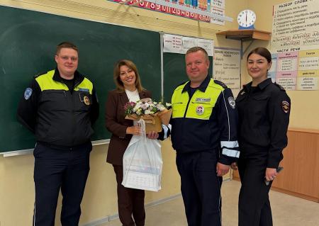 В День учителя сотрудники Коломенской Госавтоинспекции тепло поздравили и поблагодарили учителя младших классов МБОУ СОШ №3