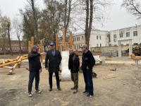 Координатор проекта "Городская среда" партии Единая Россия Денис Лубяной провел рабочую встречу в сквере на улице Левшина с членами Общественного совета
